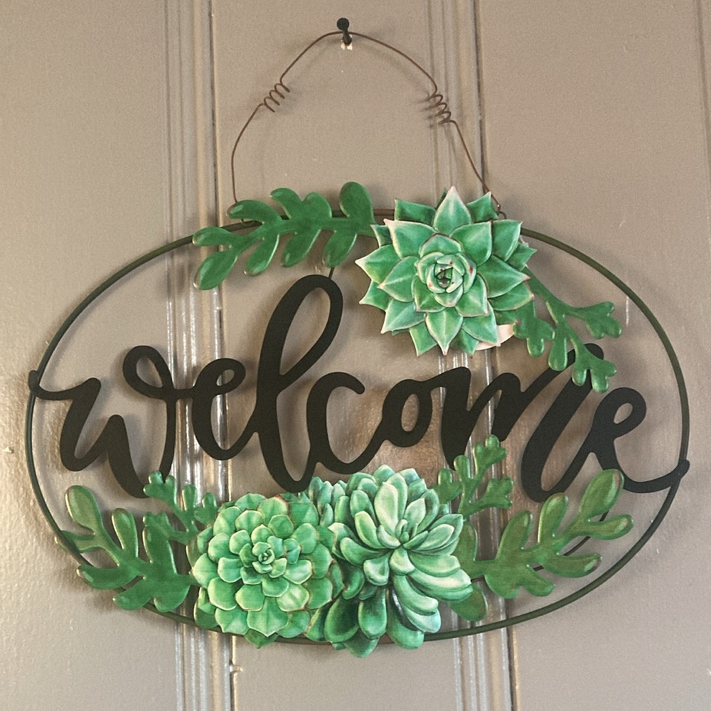 NWT-Beautiful 16-1/2” Black & Green Spring Floral- Metal WELCOME Decor Sign